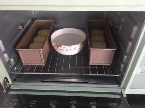 放入烤箱二次发酵50分钟，放一碗热水在烤箱里