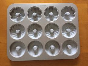 模具中刷上黄油，撒上低粉