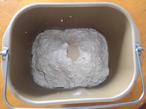 将全部材料放入面包机中，和面30分钟