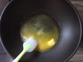 黄油切成小块，放入不沾锅中，小火融化