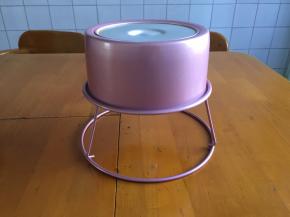 出炉轻震两下，震出热气，倒扣冷却后再脱模