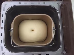 发酵至两倍大，戳洞不回缩即发酵好了