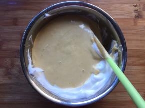 再倒回蛋白盆中，继续翻拌均匀