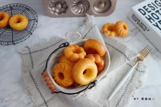 出炉趁热脱模，放在烤网上晾凉