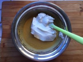 分一半蛋白到蛋黄糊中，用翻拌手法翻拌均匀