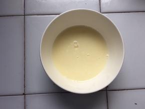 玉米油和纯牛奶混合搅拌均匀