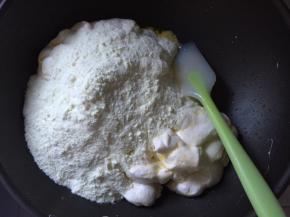 倒入全脂奶粉继续翻拌均匀