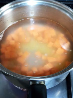 锅中放入适量的水，和上述所有材料。水开后，转中小火慢慢煮。