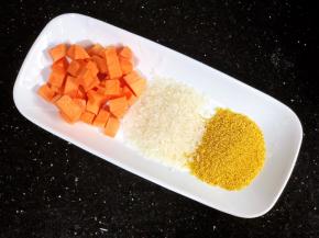 红薯去皮，切丁，大米小米洗净备用。