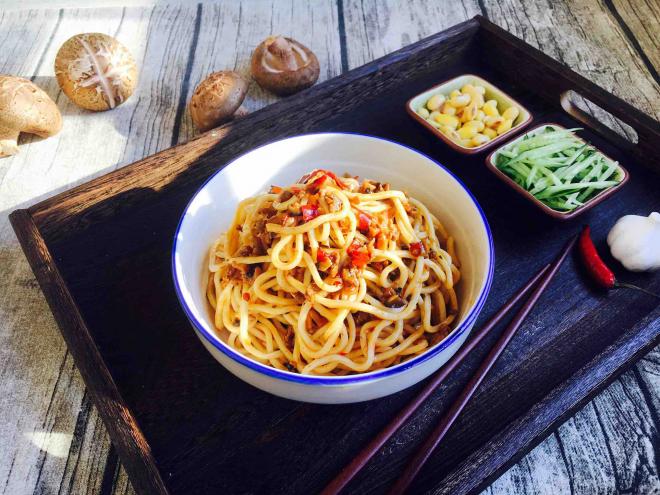 肉末香菇酱拌面