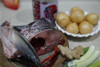 备好所用食材，一份鱼，一份面筋，一份葱姜，再备一些辣酱。