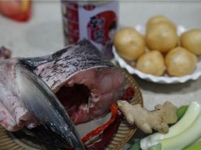 备好所用食材，一份鱼，一份面筋，一份葱姜，再备一些辣酱。