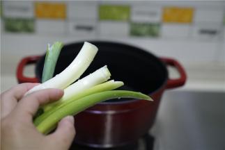 锅里加油，小火将大葱下锅煎至出味。