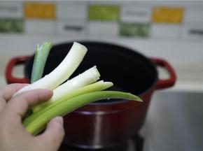 锅里加油，小火将大葱下锅煎至出味。