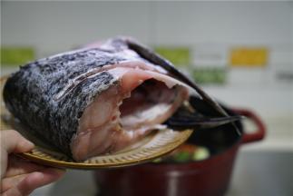 再将鱼块下锅，鱼太大，没办法剁切，就直接焖了。