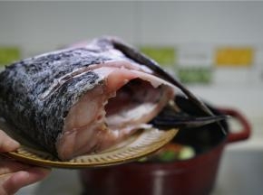 再将鱼块下锅，鱼太大，没办法剁切，就直接焖了。