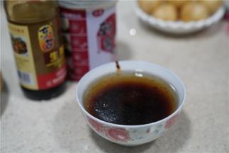 用辣酱，生抽，白糖，料酒 调配一份酱汁。