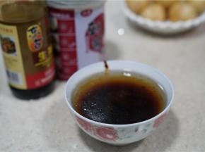 用辣酱，生抽，白糖，料酒 调配一份酱汁。