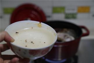 再加入一份清水，清水的量一次性加好，这样子炖制出来的鱼肉及鱼汤才鲜美。