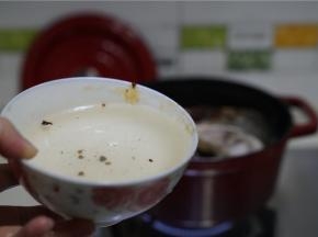 再加入一份清水，清水的量一次性加好，这样子炖制出来的鱼肉及鱼汤才鲜美。