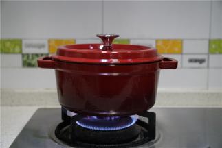 火候不要太大，中火就可以，焖的时候将汤汁盛淋在鱼段上，多重复几次。