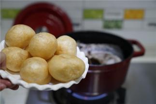 焖炖半小时左右，再将面筋下锅，继续焖炖二十分钟。