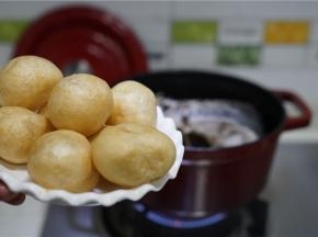 焖炖半小时左右，再将面筋下锅，继续焖炖二十分钟。