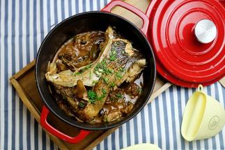 炖制好之后，洒适量的葱花就可以。汤汁浓郁鱼肉入味。