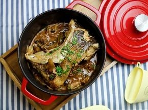 炖制好之后，洒适量的葱花就可以。汤汁浓郁鱼肉入味。