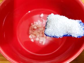 大蒜切末加入1小勺纯净水，加入盐和糖