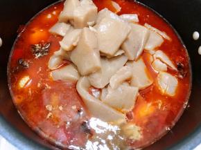 加入魔芋
煮至鸭肉软烂，魔芋入味