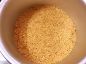 用平勺压紧压实后放入冰箱冷藏半小时