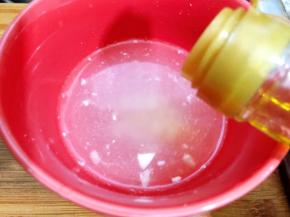 淋上花椒油和芝麻油增香