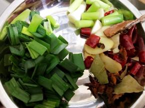 青蒜切段，姜切片，蒜切丁，干辣椒，干花椒，八角桂皮香叶准备好