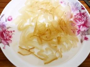 海蜇反复用清水浸泡去盐