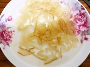 海蜇反复用清水浸泡去盐