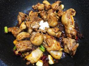 加入盐和鸡粉调味