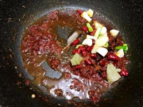 加入干辣椒，干花椒，姜蒜，八角桂皮香叶翻炒一分钟