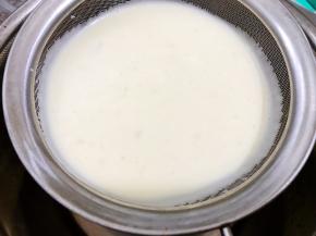 做好的芝士糊过筛一次更为细腻哦