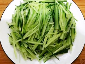 切好的黄瓜丝摆入盘中