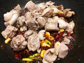 加入鸭肉煸炒几分钟