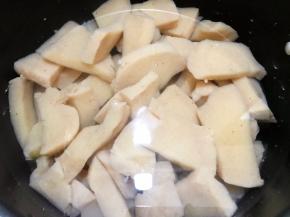 魔芋切片加入清水和盐煮15分钟
煮好后捞出沥干水份