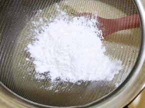 筛入玉米淀粉拌匀