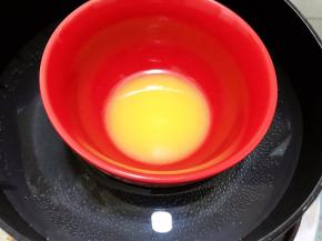 黄油隔热水融化后加入饼干末拌匀