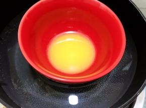黄油隔热水融化后加入饼干末拌匀