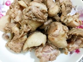 等炒出来的油变清亮后捞出鸭肉