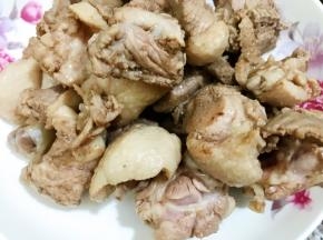 等炒出来的油变清亮后捞出鸭肉