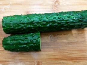 黄瓜洗净切段