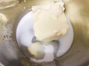 盆里加入软化的奶油奶酪，牛奶，细砂糖