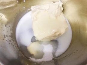 盆里加入软化的奶油奶酪，牛奶，细砂糖